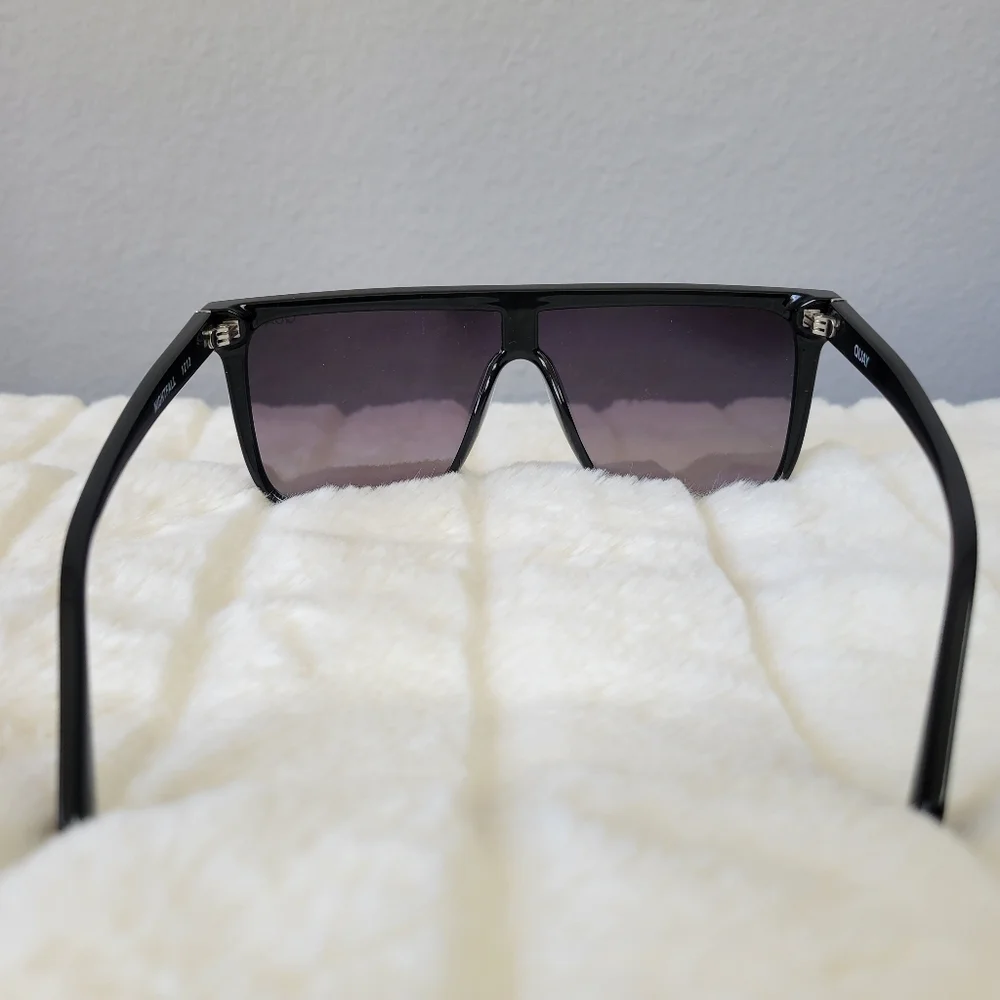 QUAY // ltd ed flat top black frames & arms flush smoke lens shield sunglasses